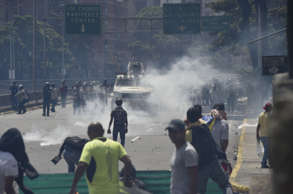 Manifestantes y policías en Caracas