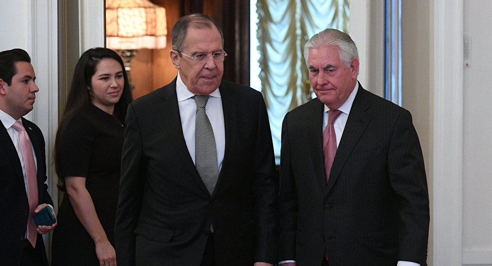 Serguei Lavrov-al centro-y Rex Tillerson