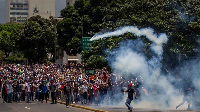 Protestas en Venezuela dejan ya cuatro muertos y generan pelea en misa