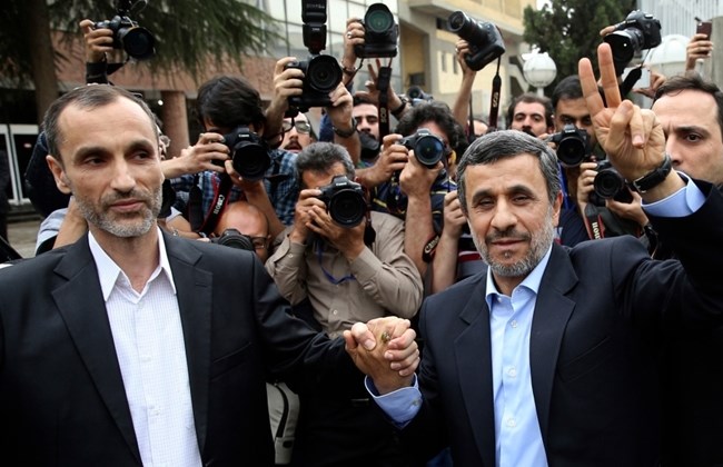 Hamid Baghaie-a la izquierda-y Mahmud Ahmadiniyad al llegar al ministerio del interior para inscribirse