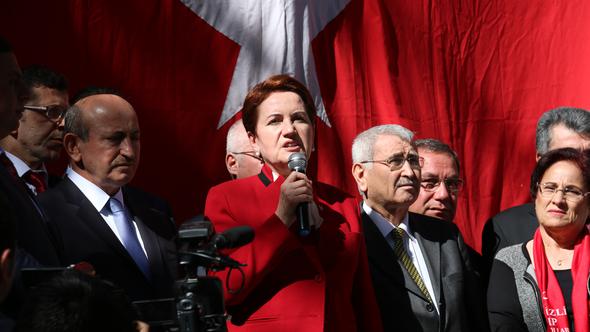 Meral Aksener dando un discurso