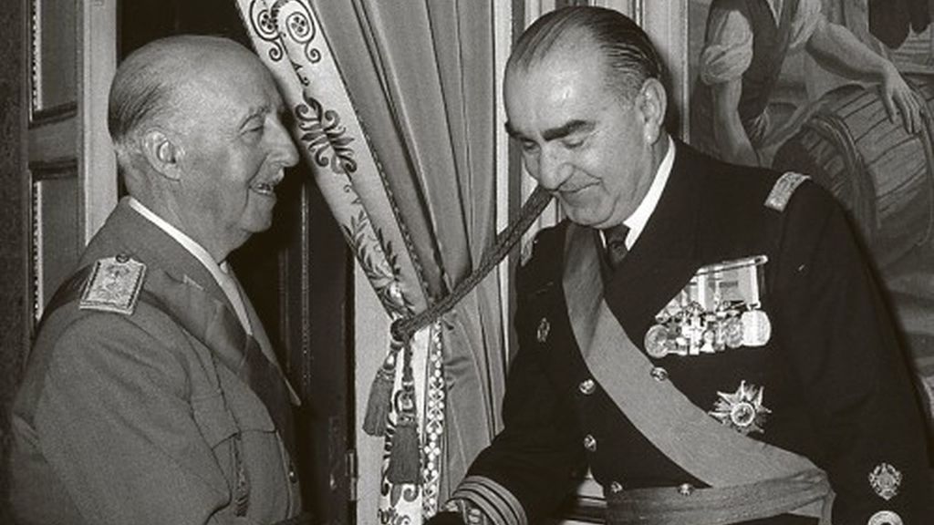 Franco-a la izquierda- y Carrero Blanco