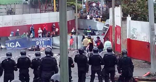 Policías y manifestantes en Venezuela