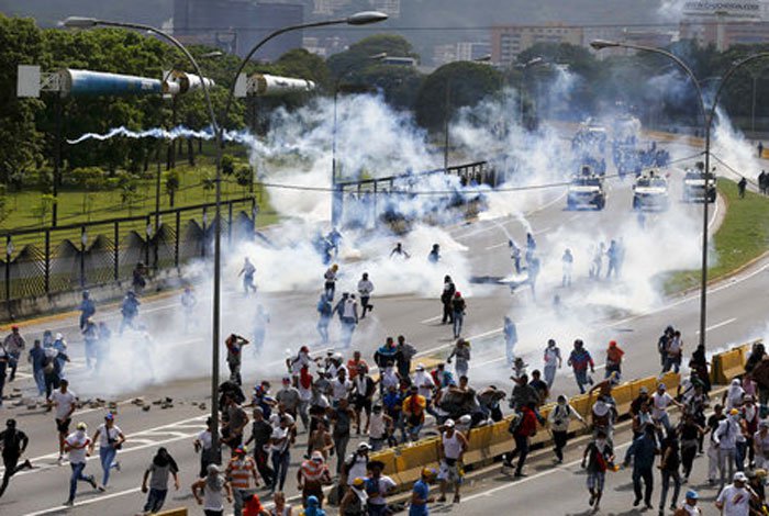 Manifestantes y policías en Caracas