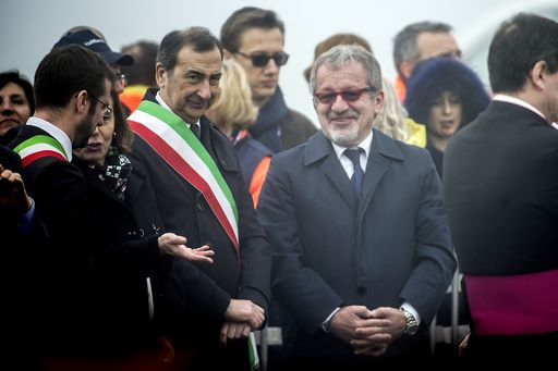 Luca Zaia-con la bandera italiana-y Roberto Maroni-con gafas de sol.