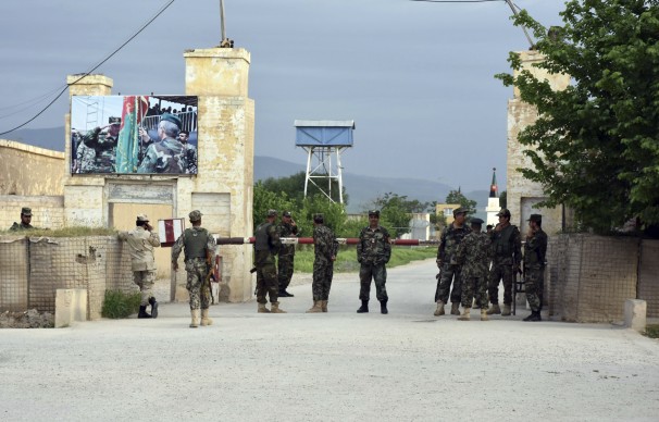 Militares en la puerta de la base