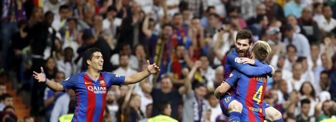 De izquierda a derecha, Suárez, Messi y Rakitic celebrando un gol