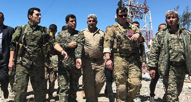 Milicianos kurdos sirios y un militar estadounidense