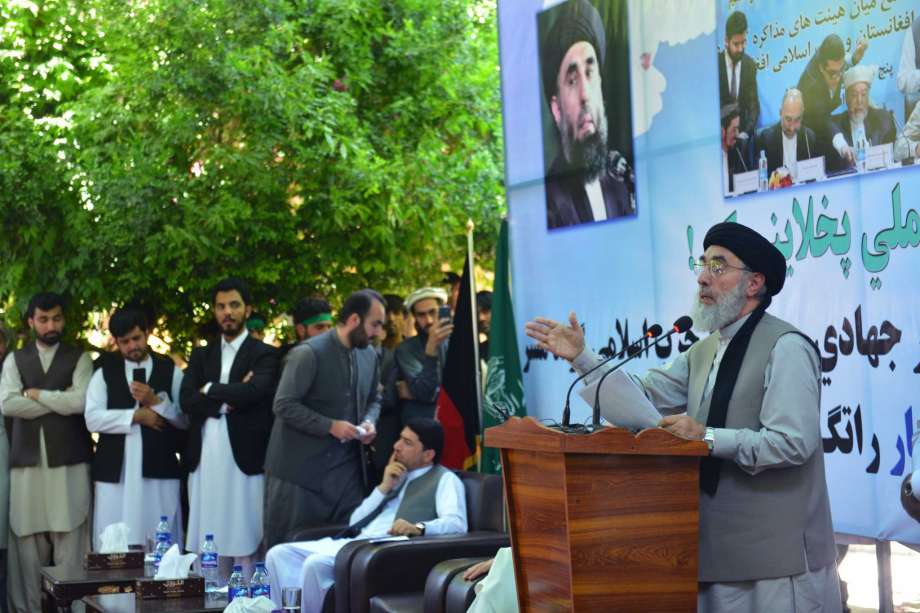 Hekmatyar dando un discurso