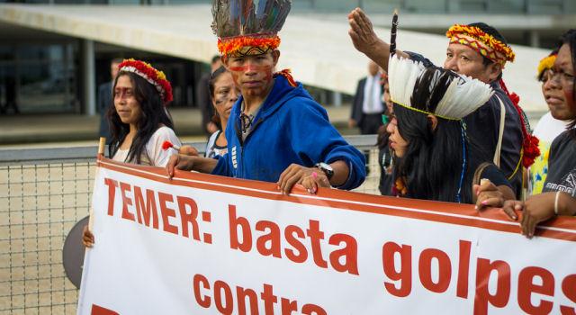 Indígenas protestando contra el gobierno de Temer