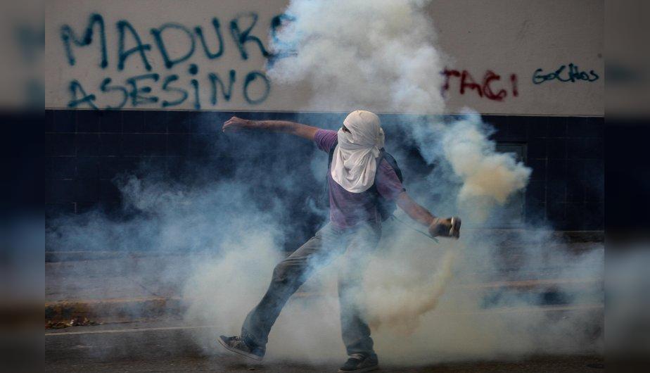 Un manifestante con un cóctel molotov en Venezuela