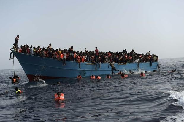 Inmigrantes africanos cruzando el mediterráneo