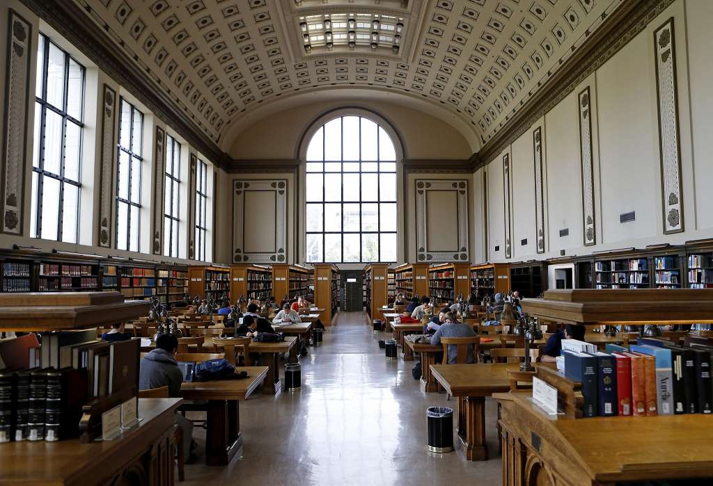 Una biblioteca donde los alumnos estudian en Berkeley