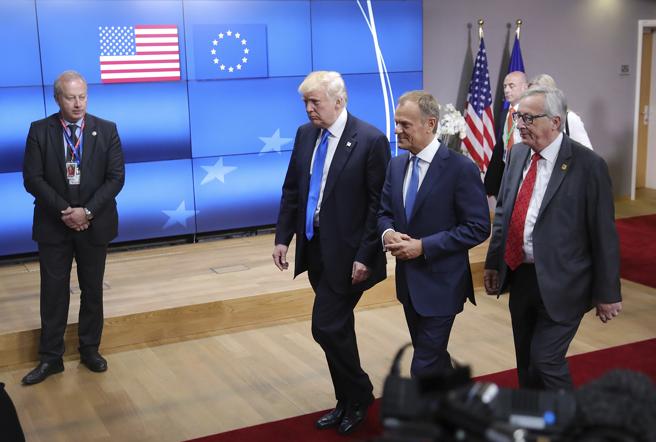 De izquierda a derecha, Trump, Tusk y Juncker.