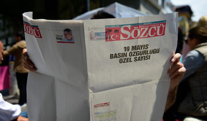 Un periódico opositor turco publica varias páginas en blanco, esta semana, para protestar contra la censura.