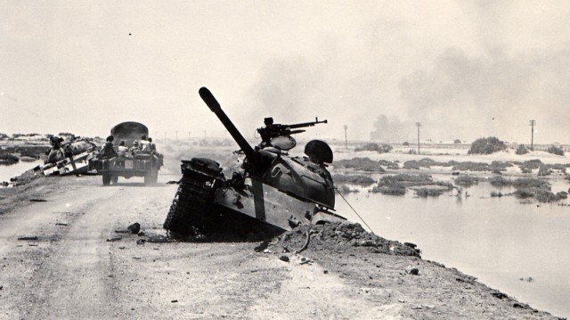 Un tanque egipcio destruido durante la guerra