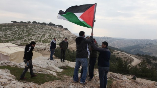 Unos palestinos montando un puesto entre Jerusalén y Maale Adumim llamado Bab us Shams