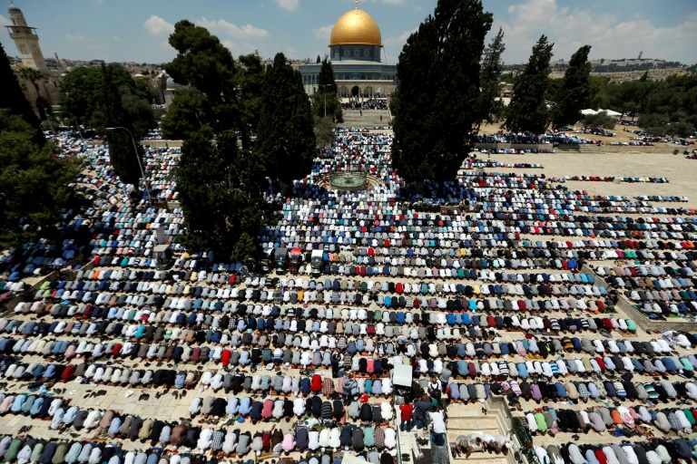 Miles de musulmanes rezando en Jerusalén