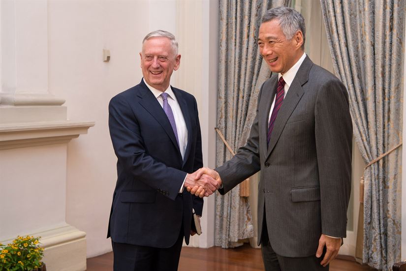 Jim Mattis-a la izquierda-y el primer ministro de Singapur Lee Hsieng Loong