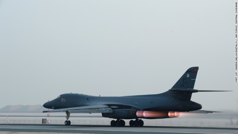 Un bombardero B-1 en la base militar estadouidense en Al Udeid, Catar