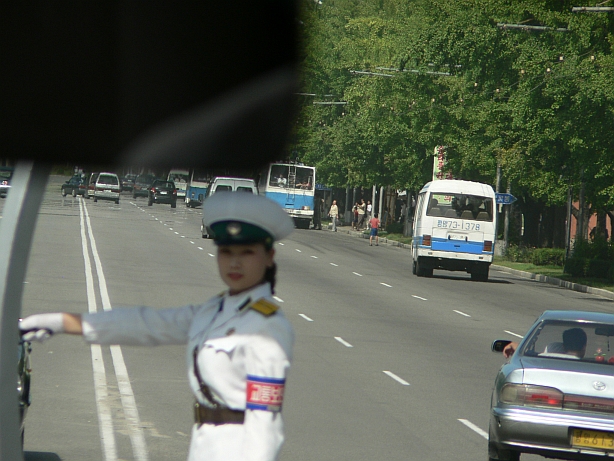 Una oficial de seguridad vial
