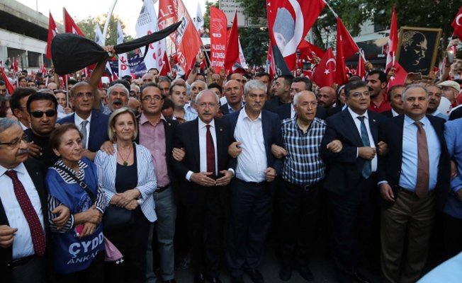 Kiliçdaroglu-en el centro, con corbata-. Kiliçdaroglu-en el centro, con corbata-.