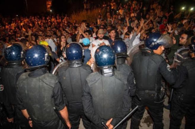 Policías y manifestantes en Alhucemas