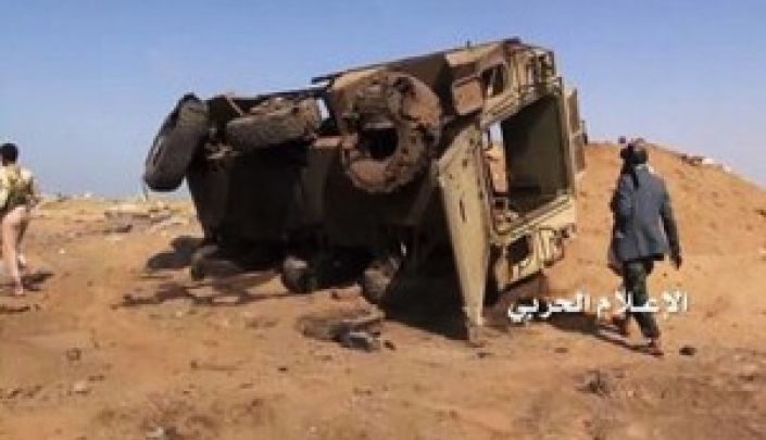 Un vehículo militar saudí destruido en Yemen