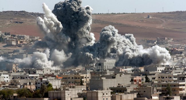 Casi 500 civiles muertos en el último mes por bombardeos de la coalición en Siria
