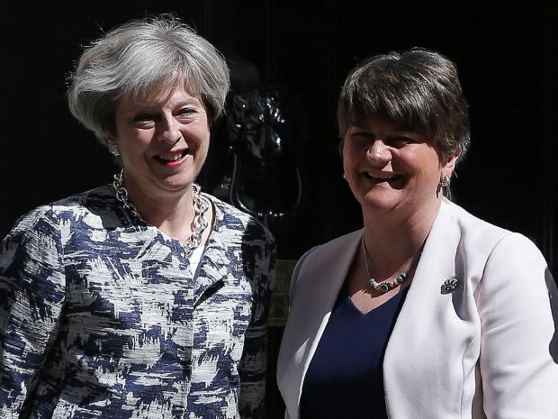 Theresa May-a la izquierda-y Arlene Foster