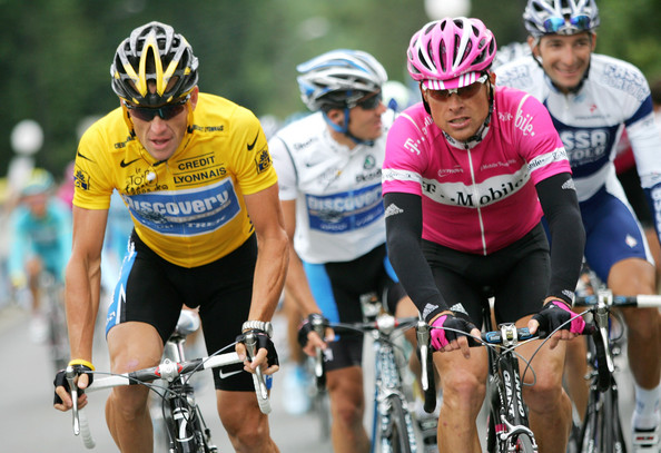 Lance Armstrong-a la izquierda-y Jan Ullrich