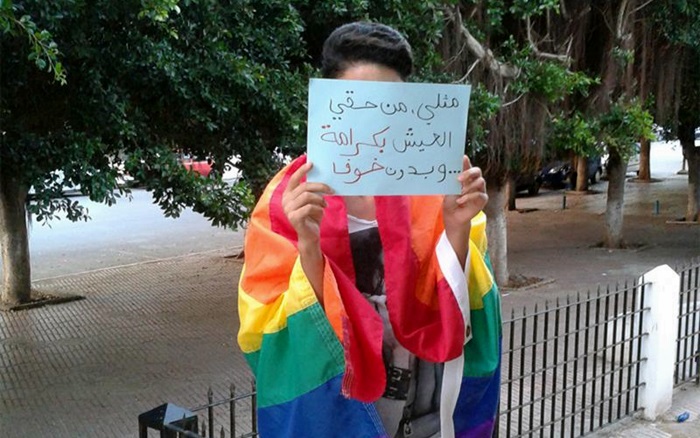 Un homosexual marroquí sostiene un papel donde se lee "soy homosexual y es mi derecho vivir con dignidad y sin miedo"