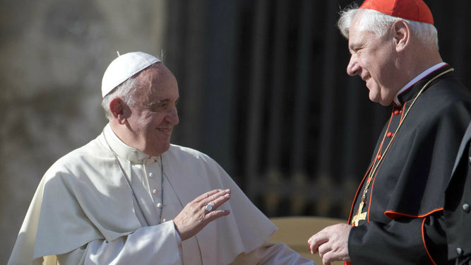El papa Francisco-a la izquierda-y el cardenal Mueller