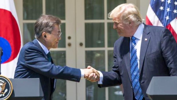Trump-a la derecha-con el presidente de Corea del Sur
