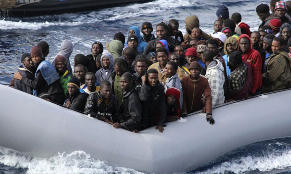 Migrantes africanos llegando a Italia