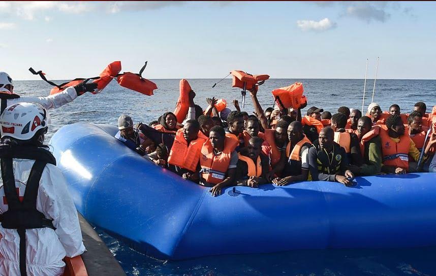 Inmigrantes africanos llegando a Italia