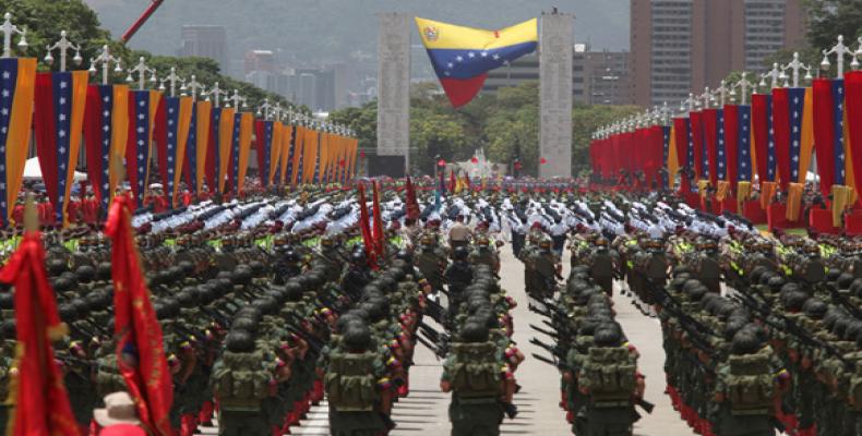 El desfile militar del día de la independencia en el paseo de los próceres en Fuerte Tiuma, Caracas.