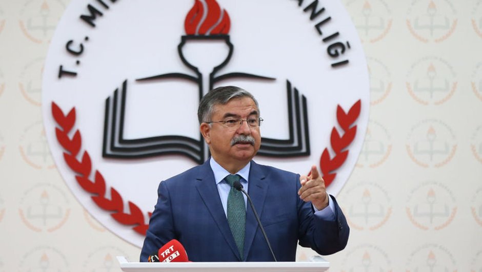 El ministro de educación Ismet Yilmaz