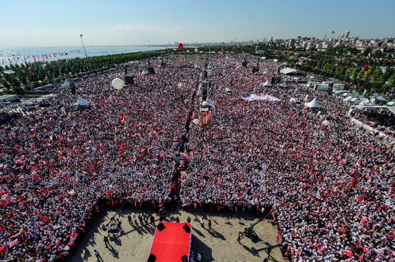 Cientos de miles de manifestantes en Estambul