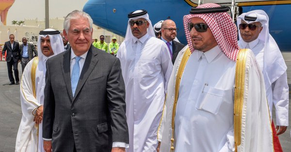 Tillerson-a la izquierda-en Arabia.