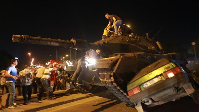 Gente subiéndose a un tanque en Ankara en julio de 2016.