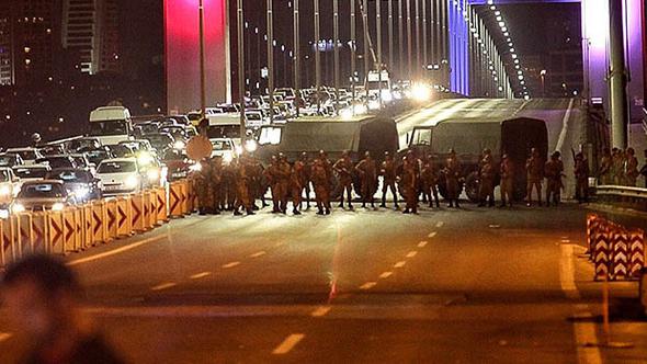 Soldados bloqueando una calle la noche del supuesto golpe.