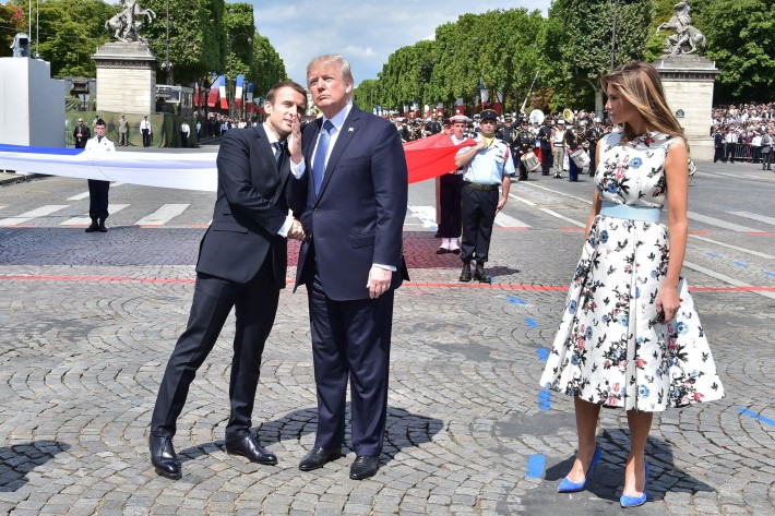 De izquierda a derecha, Macron, Trump y su esposa Melania en París.