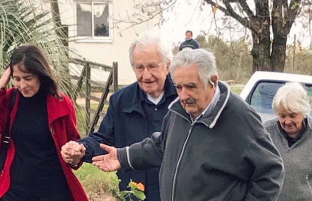 Chomsky-a la izquierda-con el expresidente Mujica