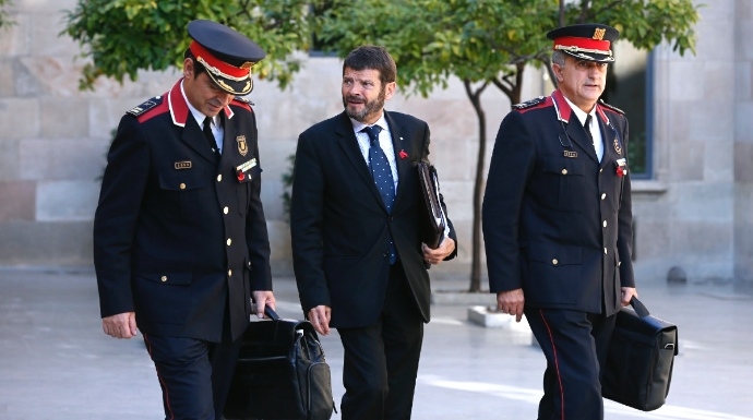 El diretor dimitido Albert Batllé, con traje y corbata.