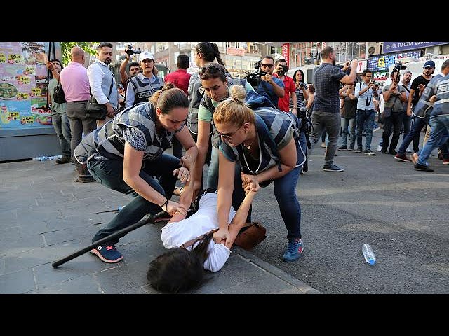 Policías y manifestantes en Turquía