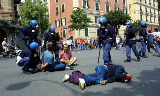 Policías y manifestantes en Génova en 2001.