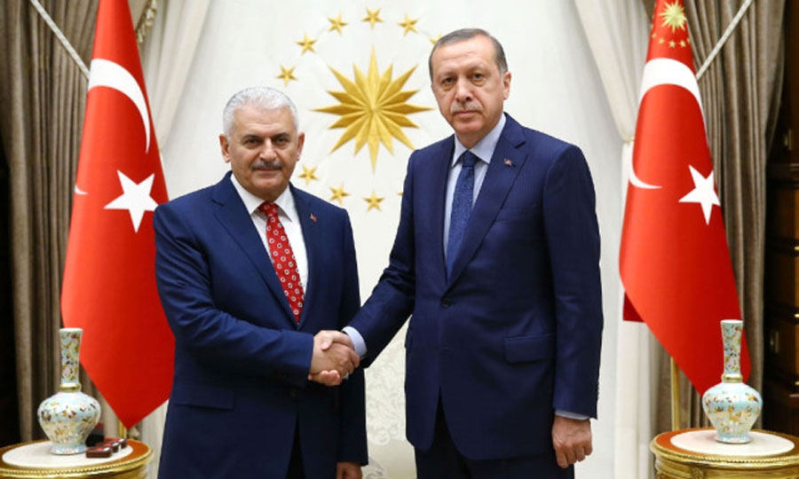 Yildirim-a la izquierda-y Erdogan