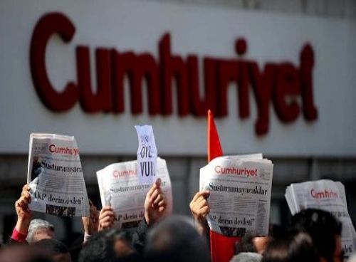 Protesta ante la sede de Cumhuriyet