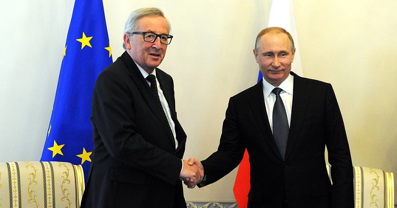 Juncker-a la izquierda-y Putin.